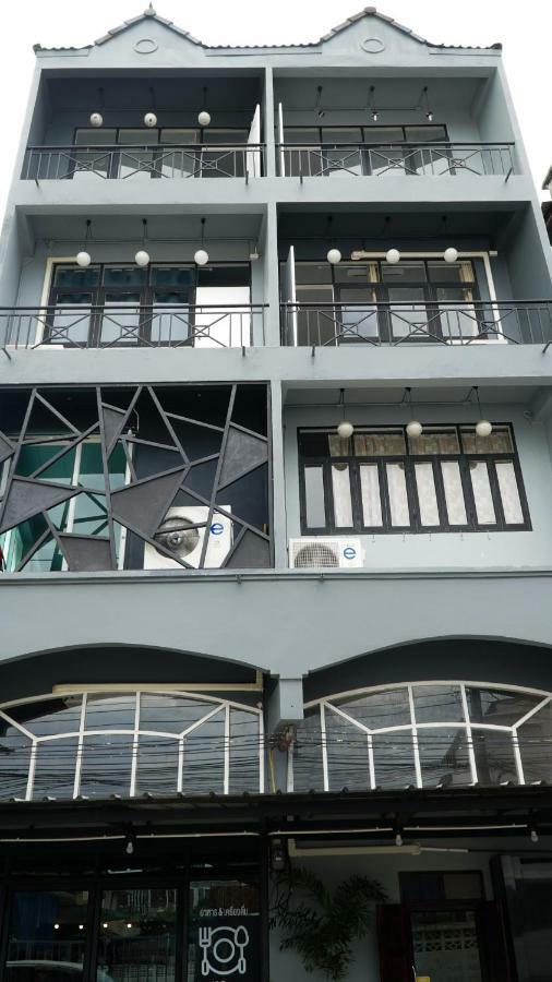 Nara Cafe And Hostel Bangkok Exterior photo