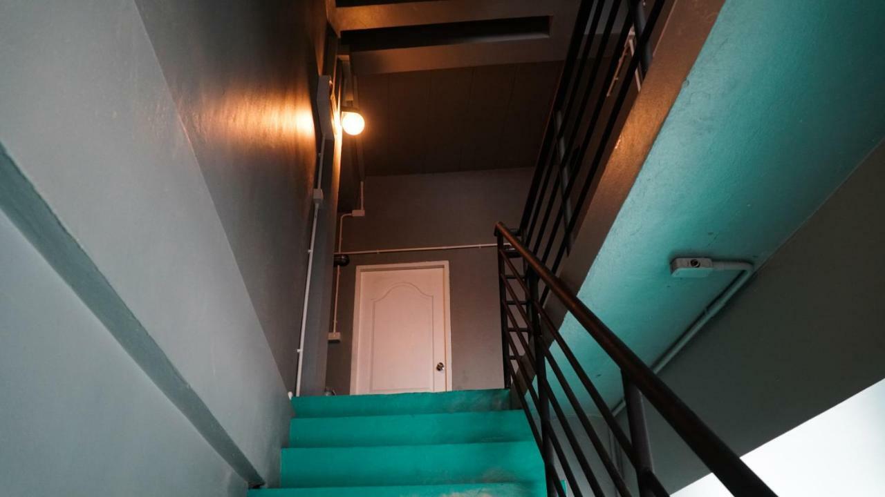 Nara Cafe And Hostel Bangkok Exterior photo